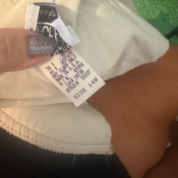 Elegant Cream Embroidered Women's Jacket p69 - Picture 5 of 5